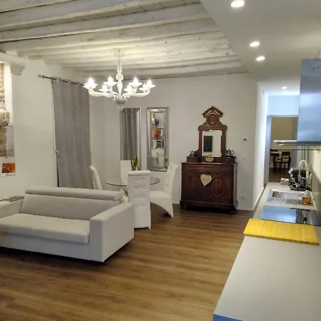 Sara S Luxury Five Minutes From Piazza San Marco Lägenhet