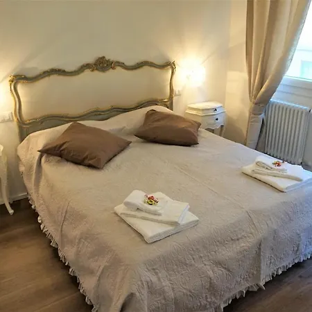 Sara S Luxury Five Minutes From Piazza San Marco Lägenhet *
