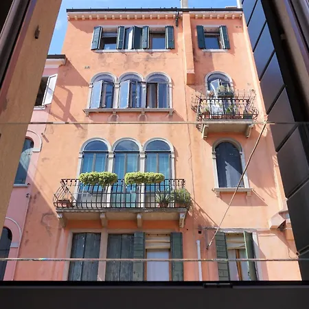 Lägenhet Sara S Luxury Five Minutes From Piazza San Marco