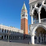 Sara S Luxury Five Minutes From Piazza San Marco شقة البندقية